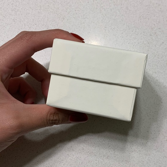 Alexander McQueen empty earrings box - Picture 4 of 4